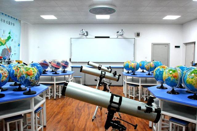 走進廣元中學實驗室 科技感十足的通訊設備探秘